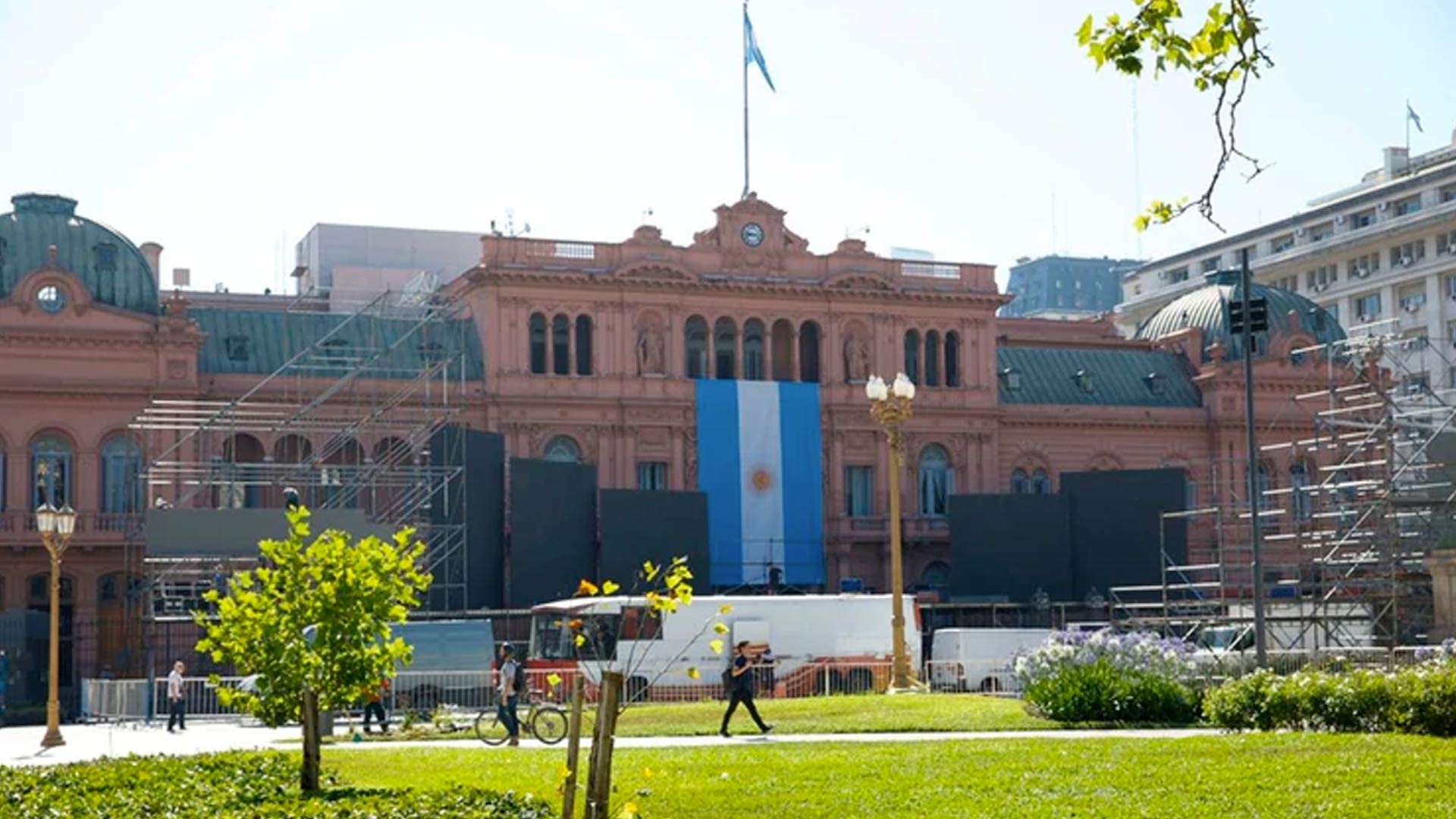 La Plaza de Mayo se prepara para la asunción de Alberto Fernández