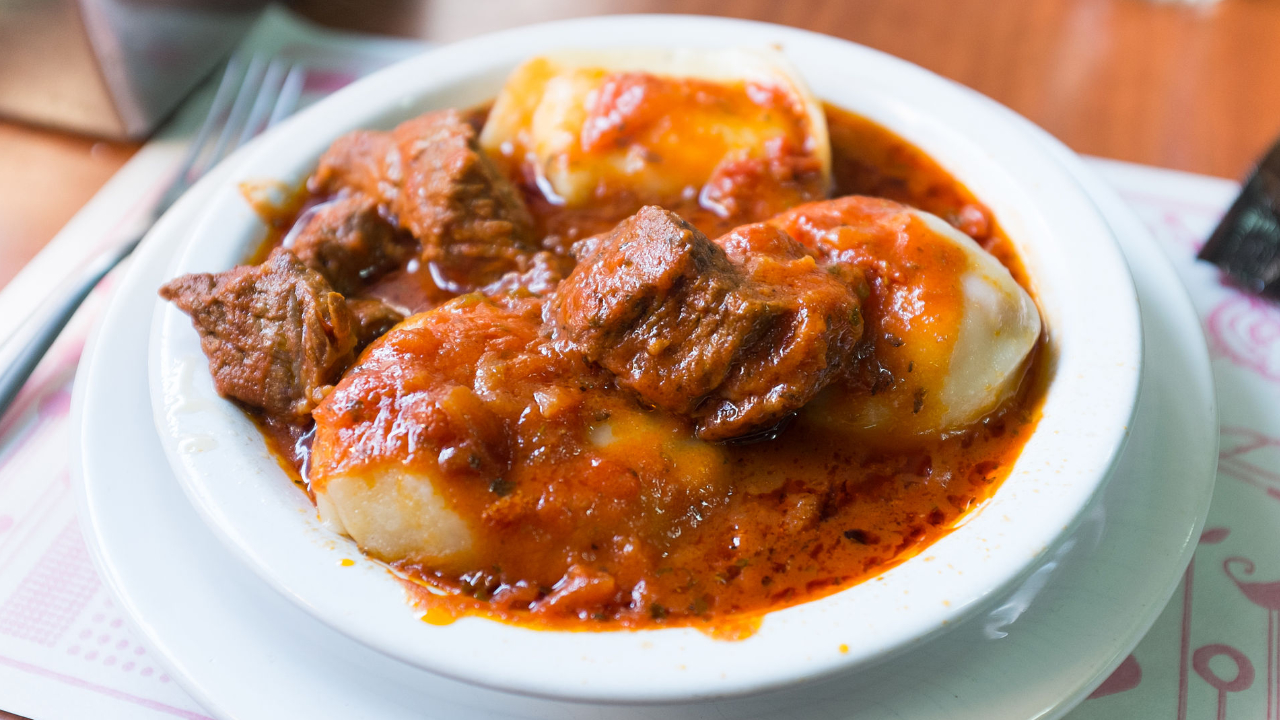 Sorrentinos de muzzarella con salsa de tomate y salchicha parrillera