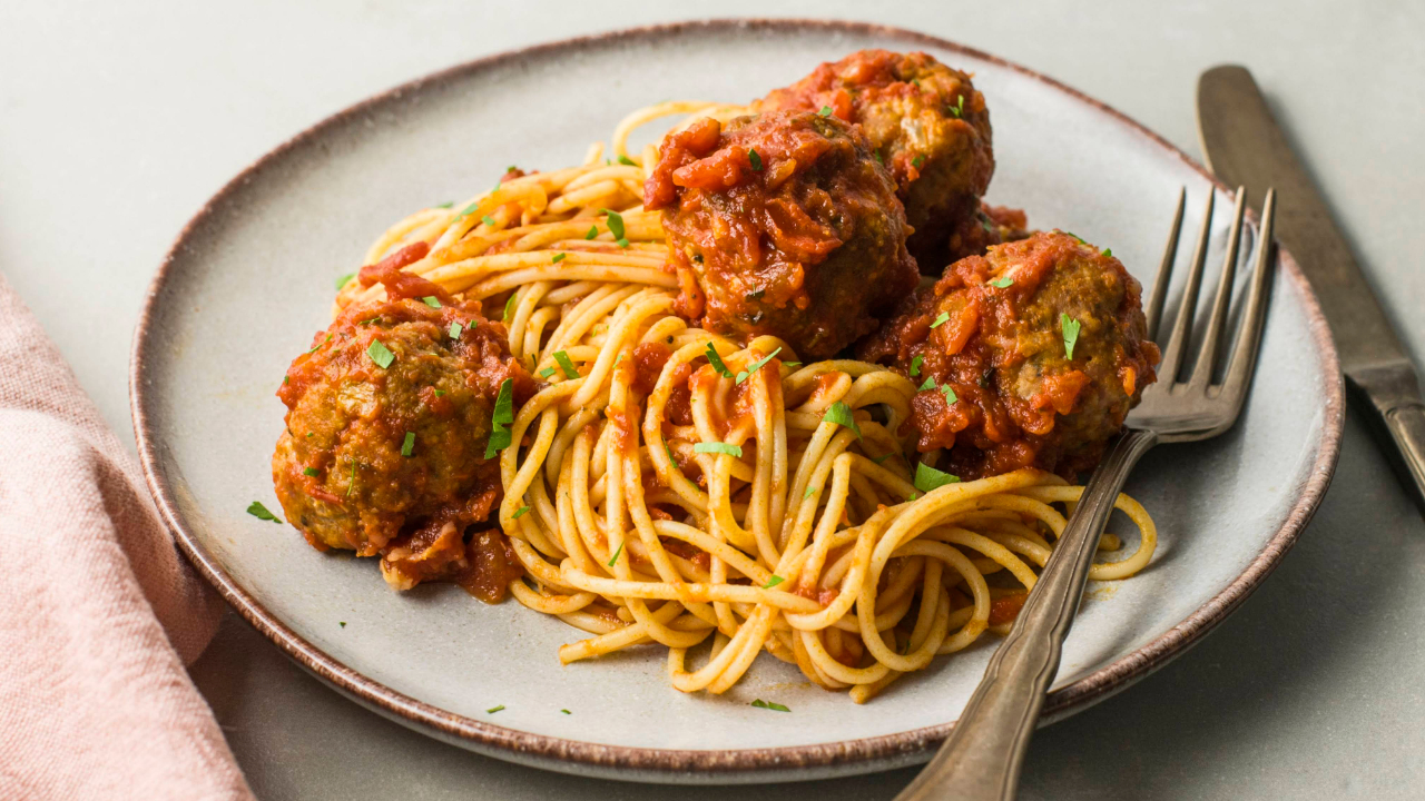 Tallarines con estofado de albóndigas