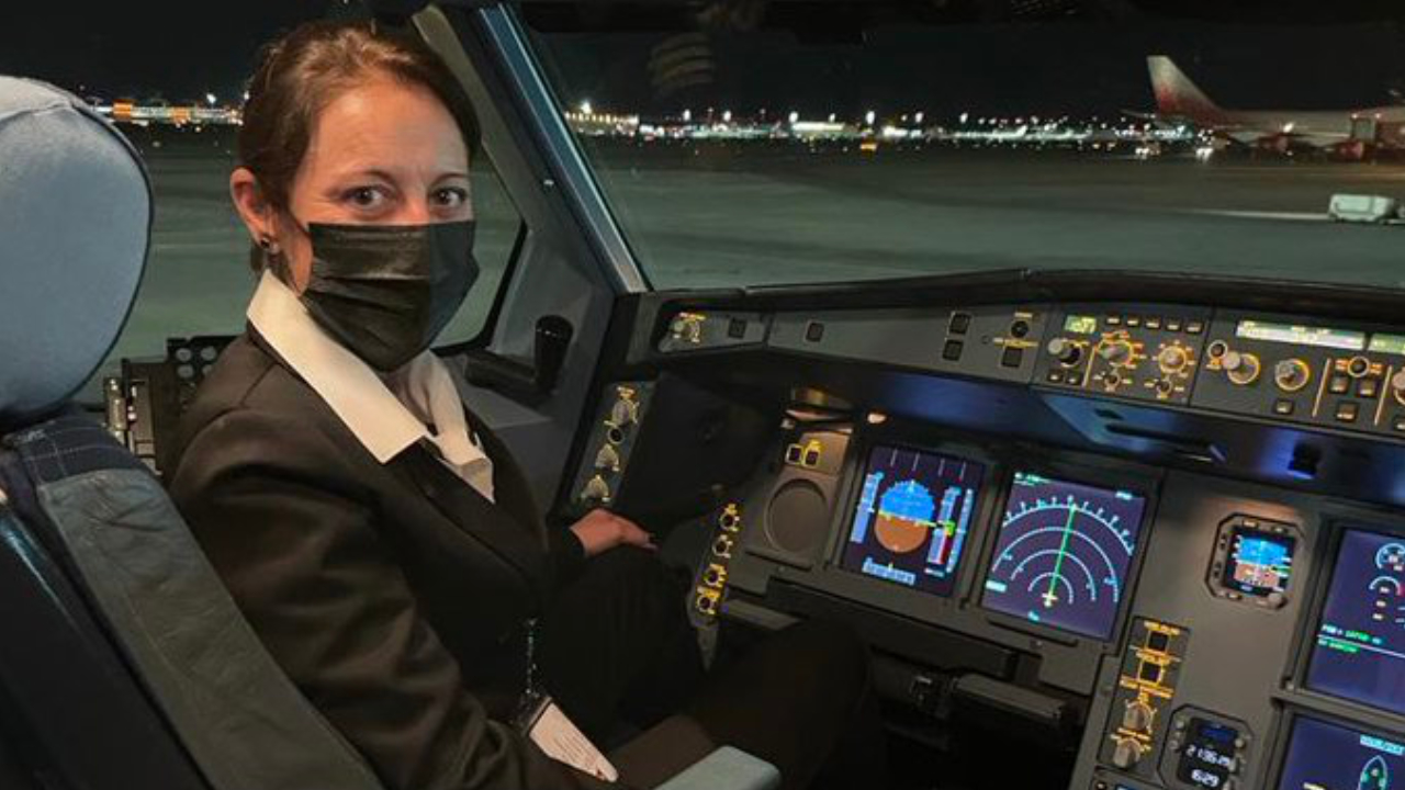 Piloteado por una mujer, llega un avión de Aerolíneas con más dosis de Sputnik V