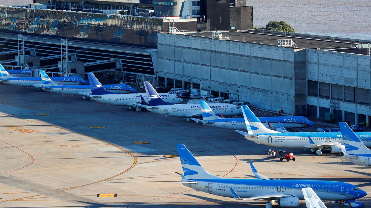 Los funcionarios del Estado ya no estarán obligados a contratar a Aerolíneas Argentinas con “exclusividad”