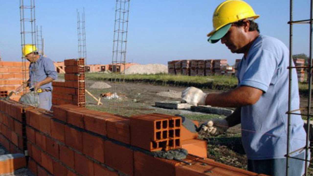 El Indec informó una importante retracción en la construcción e industria