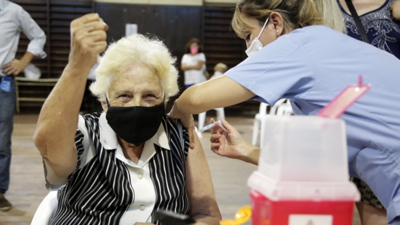 Suba de casos de Covid: Vizzotti pidió aplicar refuerzos