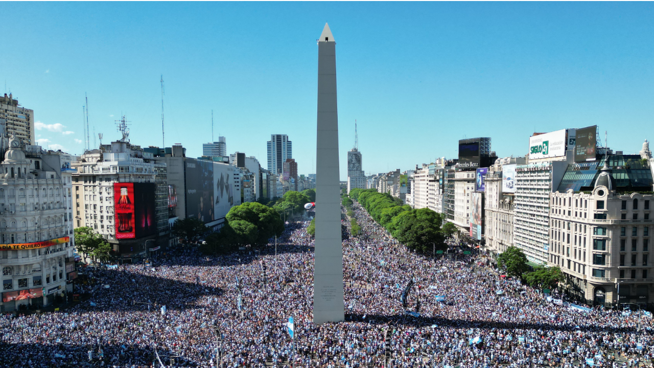 Miles de argentinos coparon el Obelisco para festejar