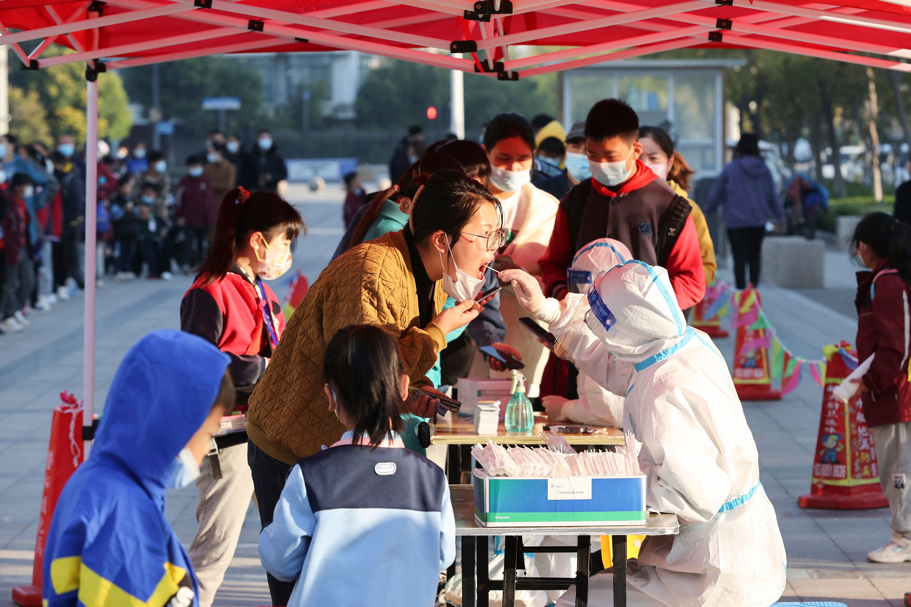 China le dice adiós a su política de “covid cero” en 2023