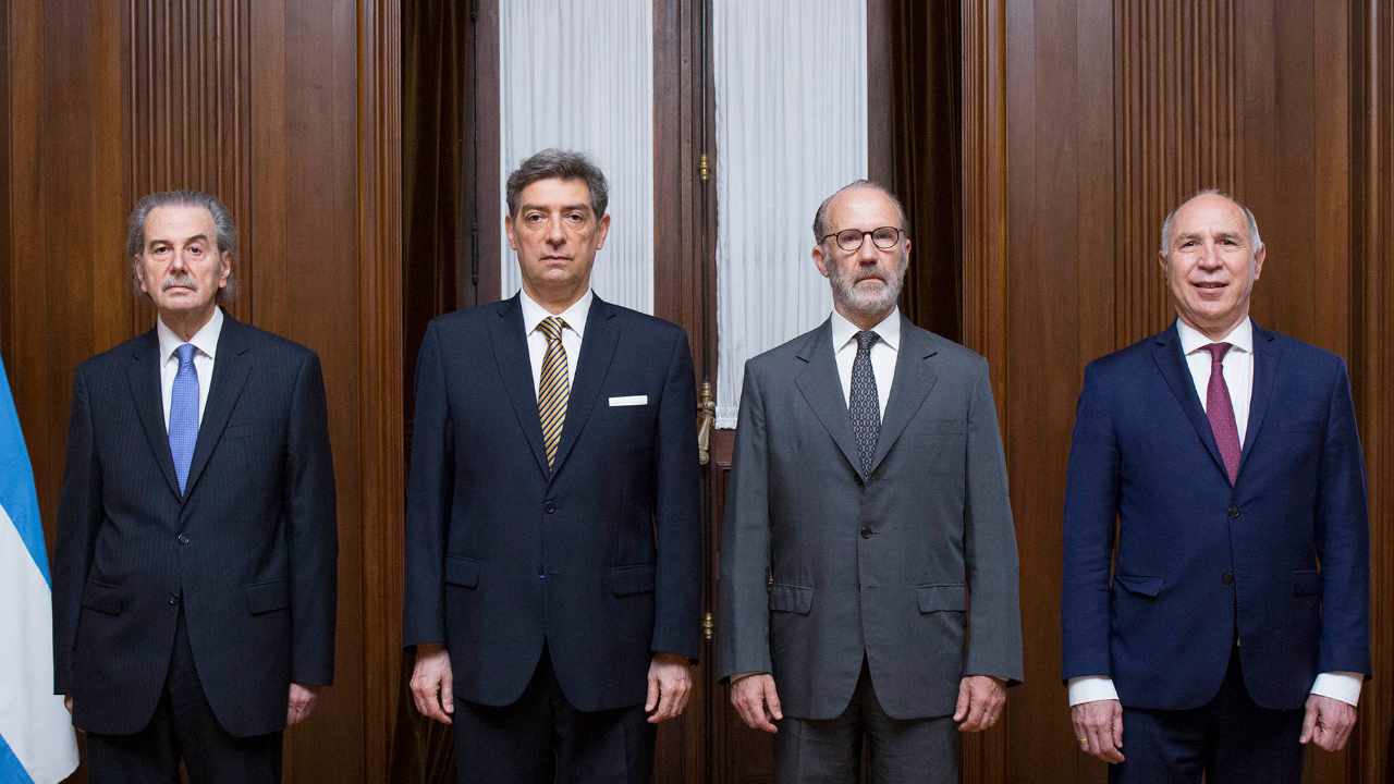 Solicitan que la Corte Suprema suspenda la re-reelección de intendentes bonaerenses