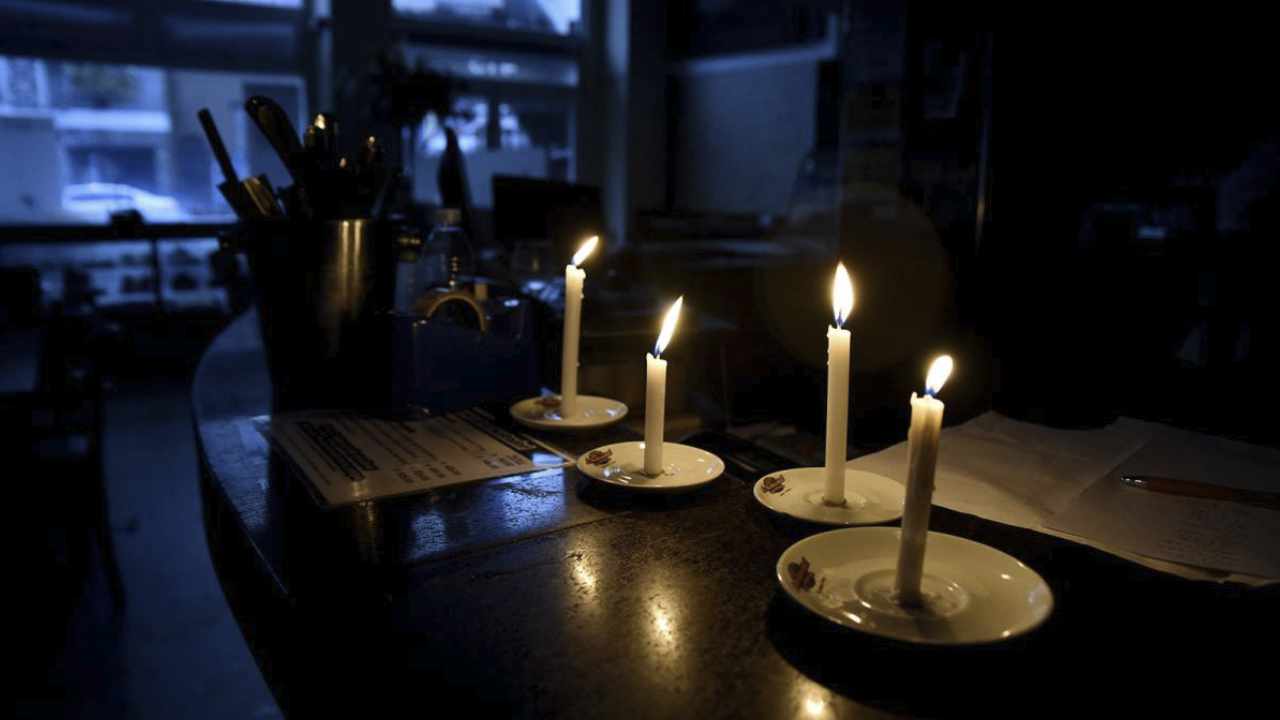 Un corte de luz afectó a miles de usuarios en plena ola polar