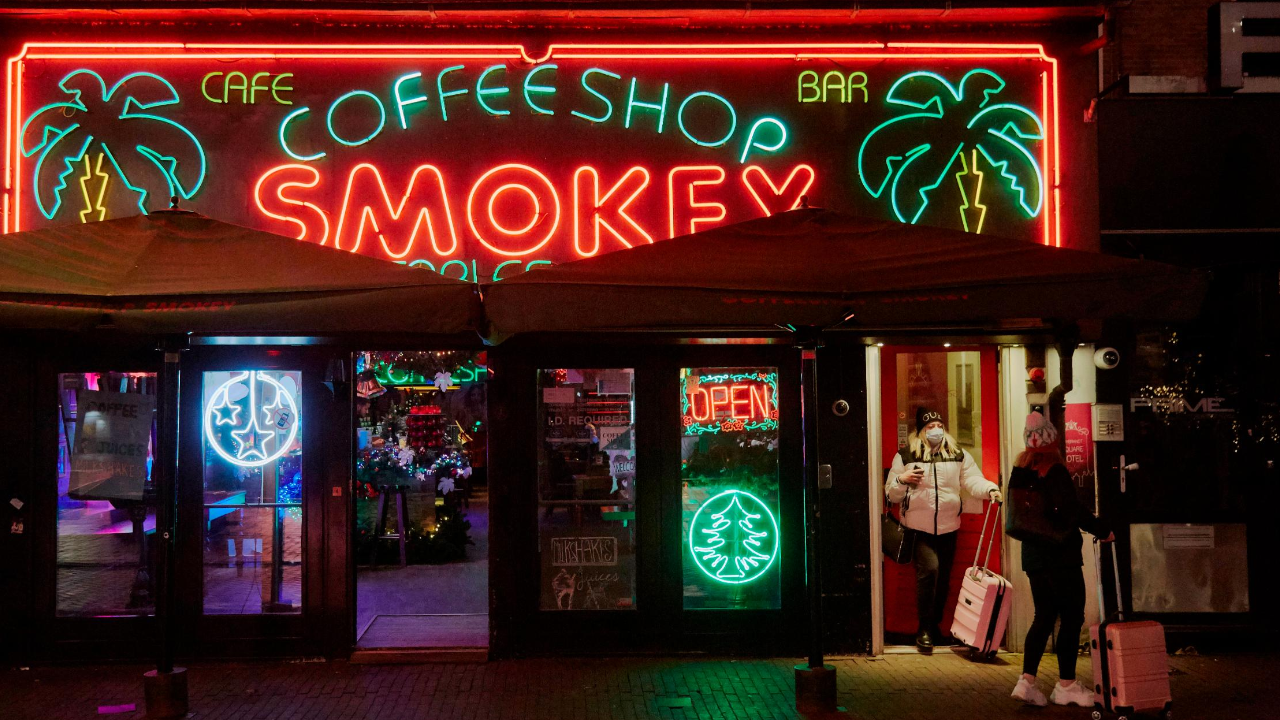 Amsterdam prohibirá fumar cannabis al aire libre en el barrio rojo