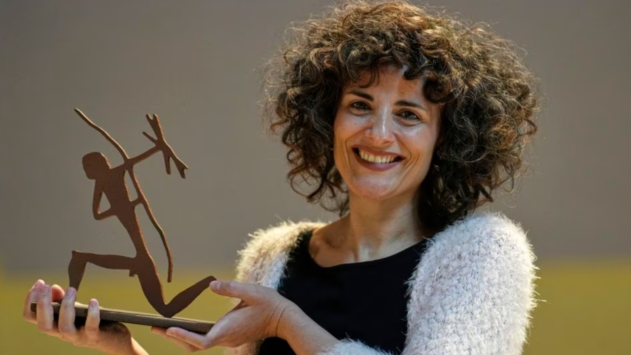 La española Rosario Villajos gana el Premio Biblioteca Breve con “La educación física”