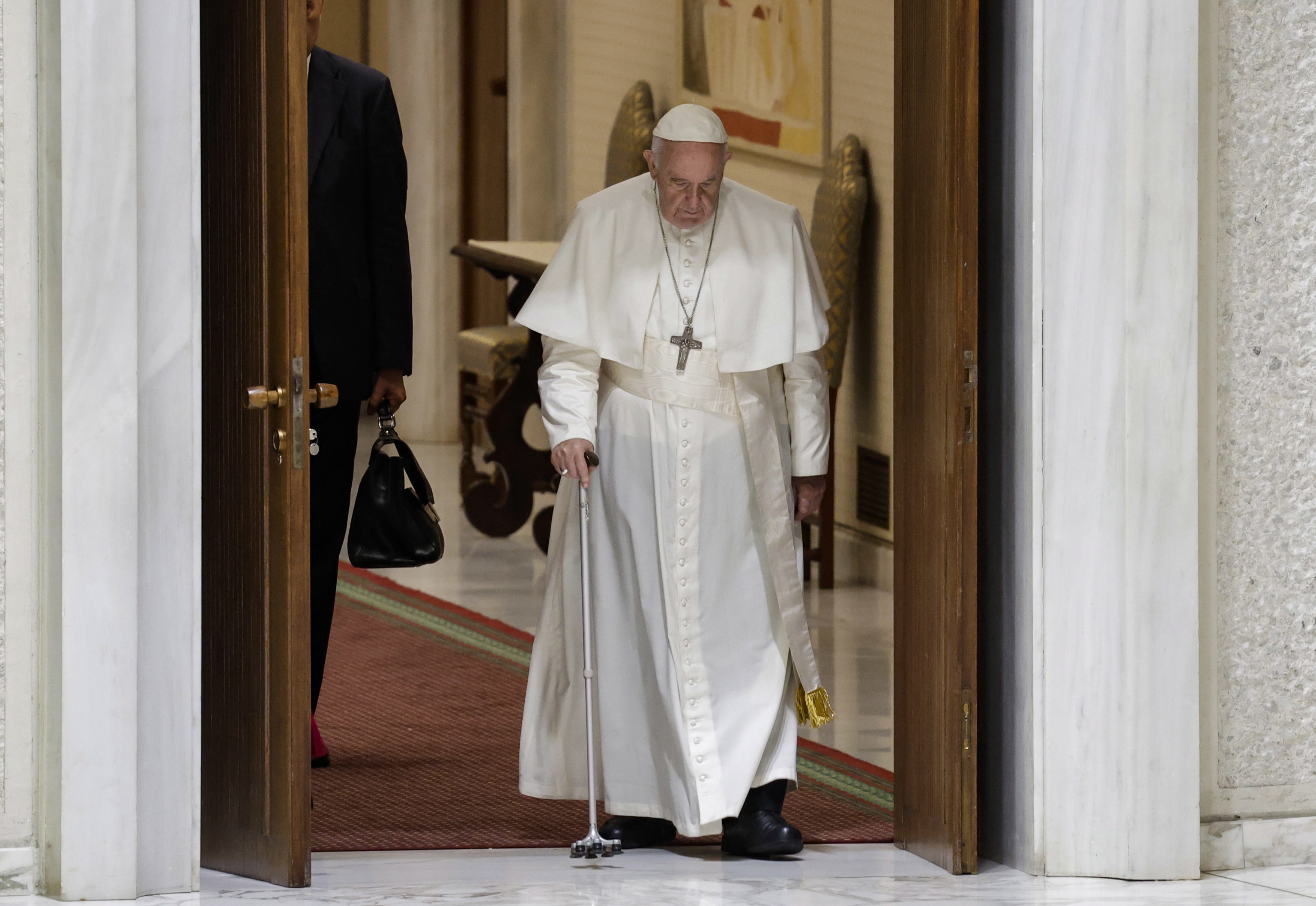 El Vaticano informó que Francisco muestra una “leve mejoría” y fue visitado por Meloni