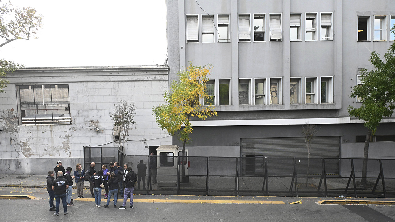 Denuncian “al menos 48 despidos” en Clarín y realizarán una asamblea para definir medida de fuerza