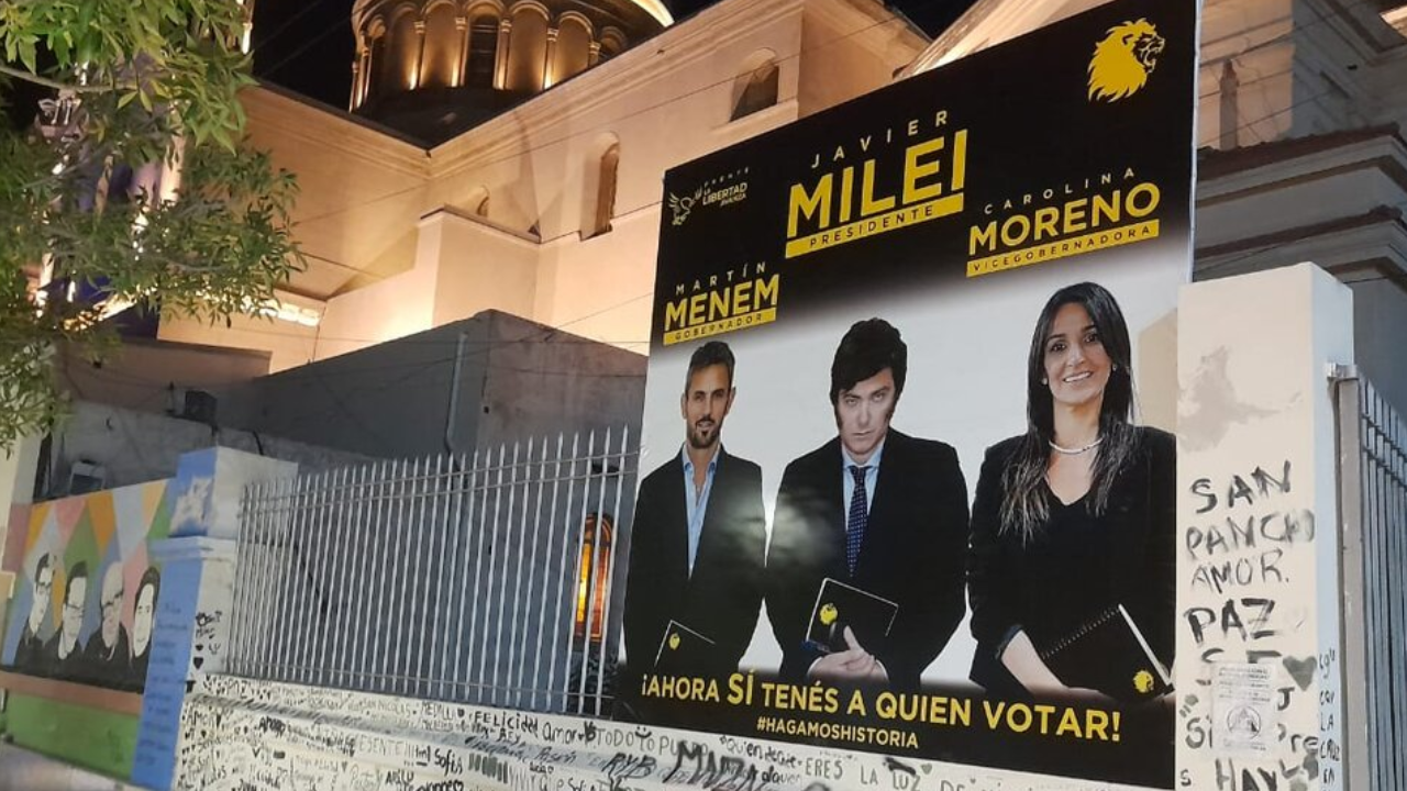 Organismos de DD.HH. repudian carteles de Milei en una Iglesia riojana que recuerda a Angelelli