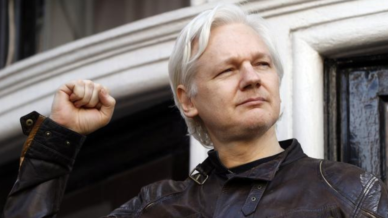 En una carta irónica, Assange le pidió a Carlos III que lo visite en prisión