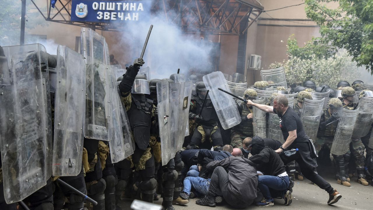 Kosovo pide refuerzos a OTAN, mientras sube la tensión con Serbia