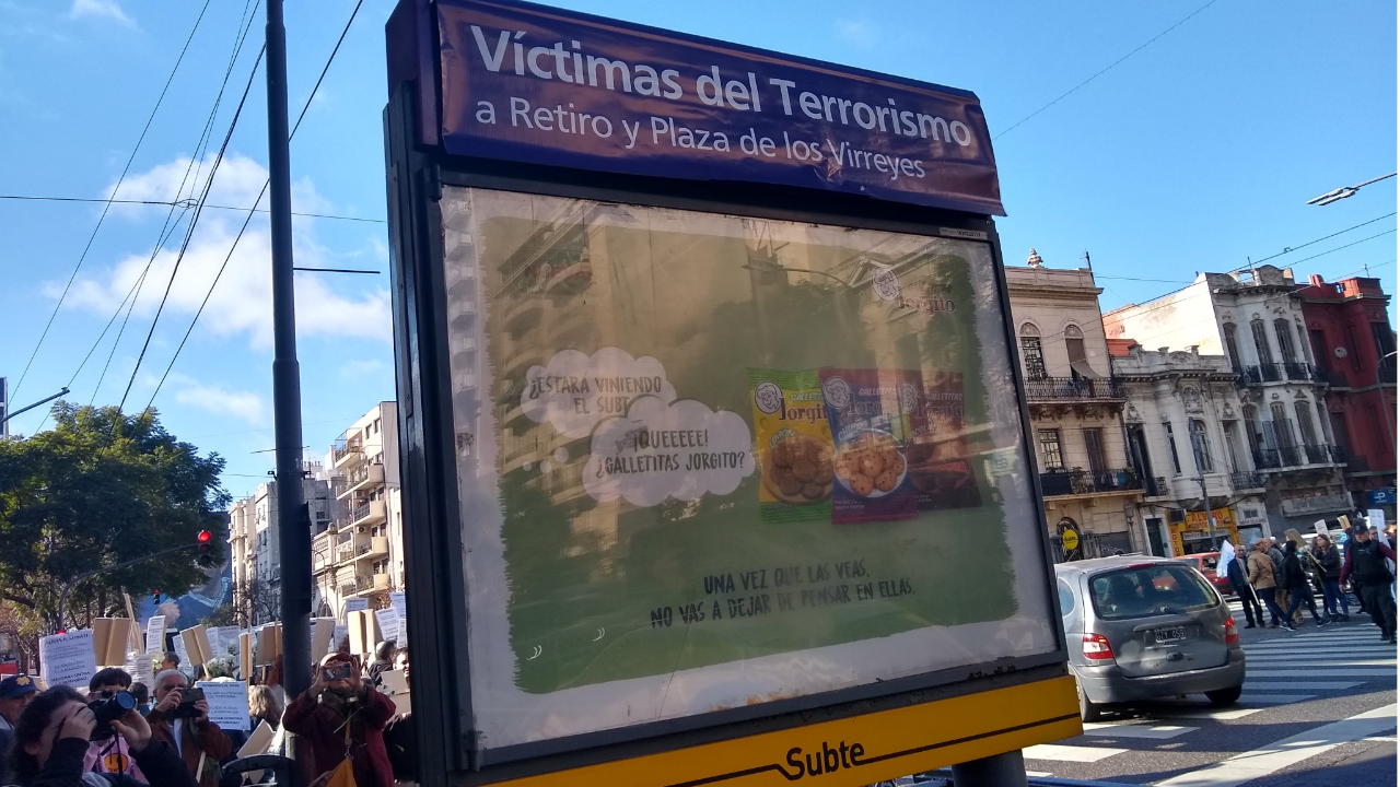 Un grupo de negacionistas vandalizó la estación Rodolfo Walsh de la línea E de subte
