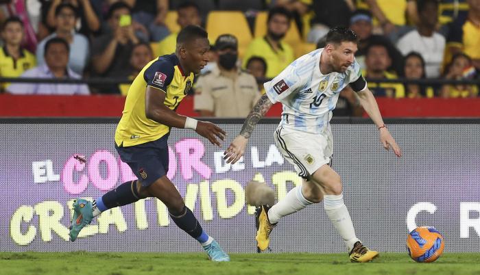 Argentina arranca su primera defensa del título mundial ante Ecuador