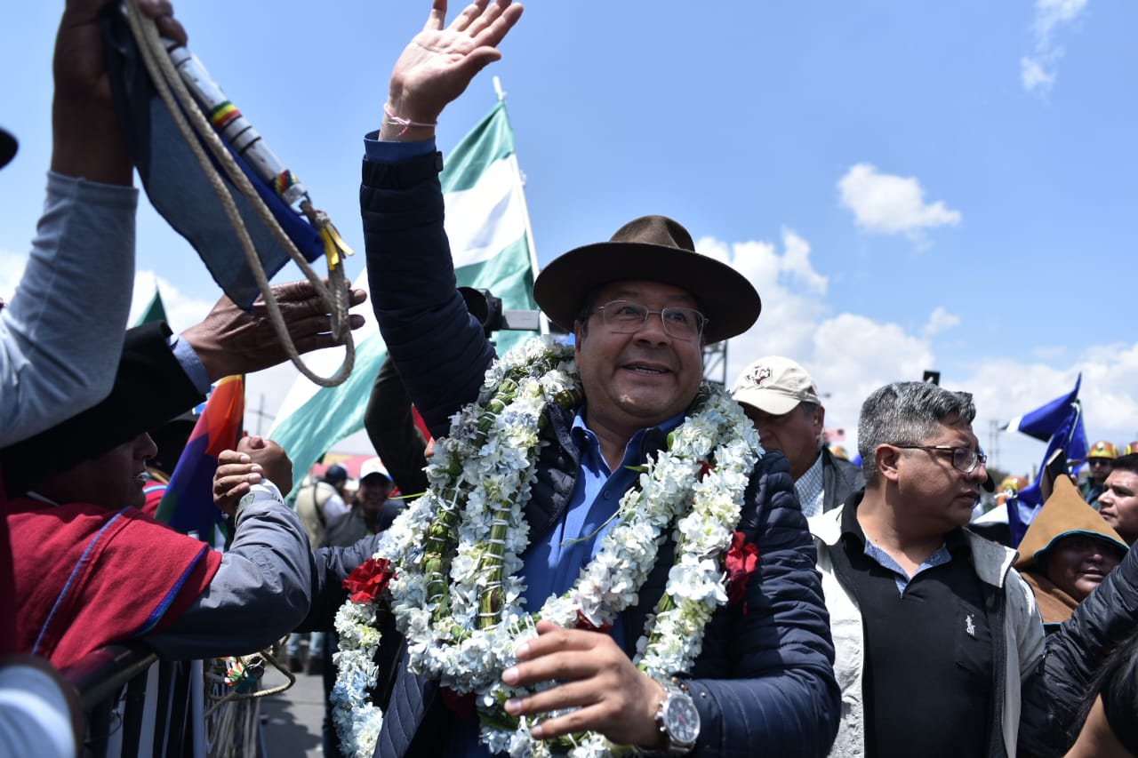 “Cabildo” en Bolivia: Luis Arce busca apoyo popular para enfrentar a Evo Morales