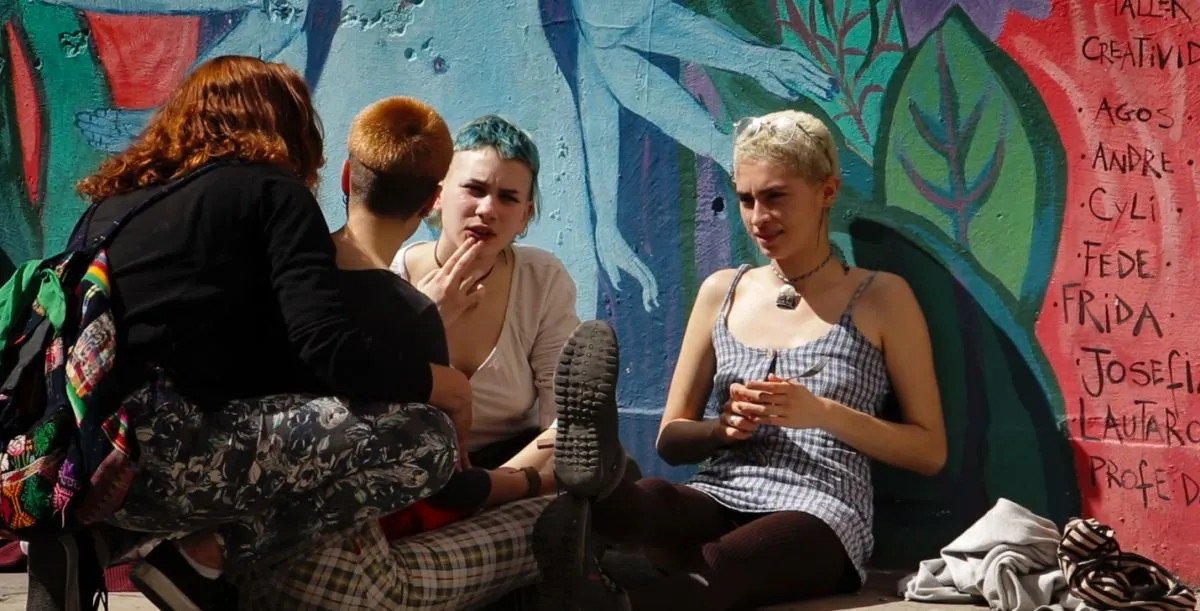 Caminos de tiza comenta el documental ‘Pibas superpoderosas’ de Leonora Kievsky