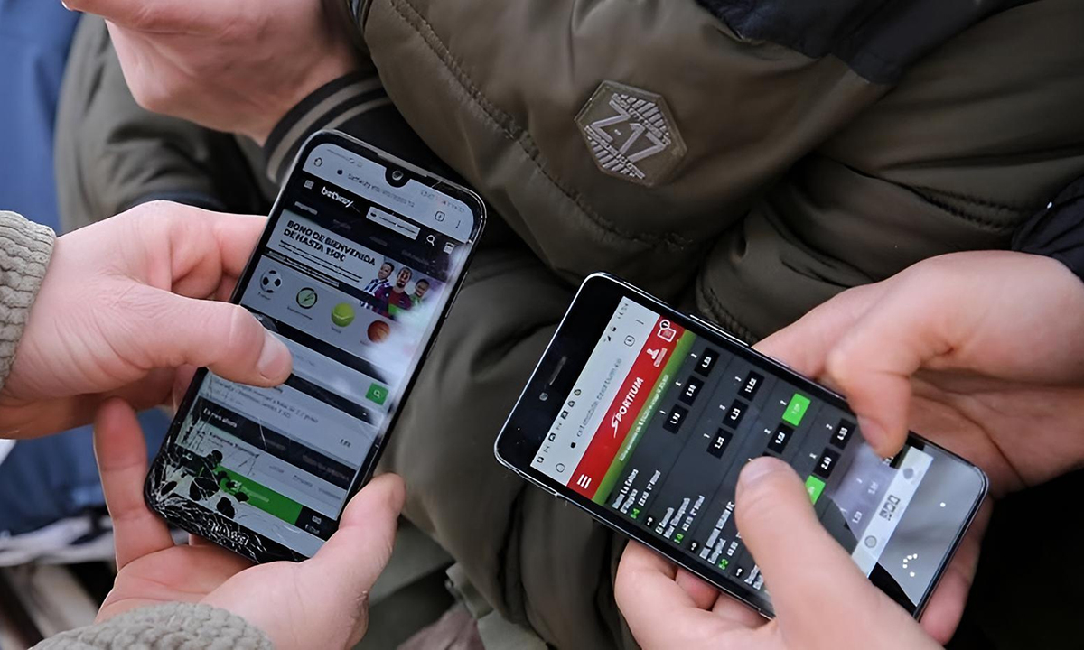 Regularon el uso de celulares en las escuelas de la Ciudad de Buenos Aires