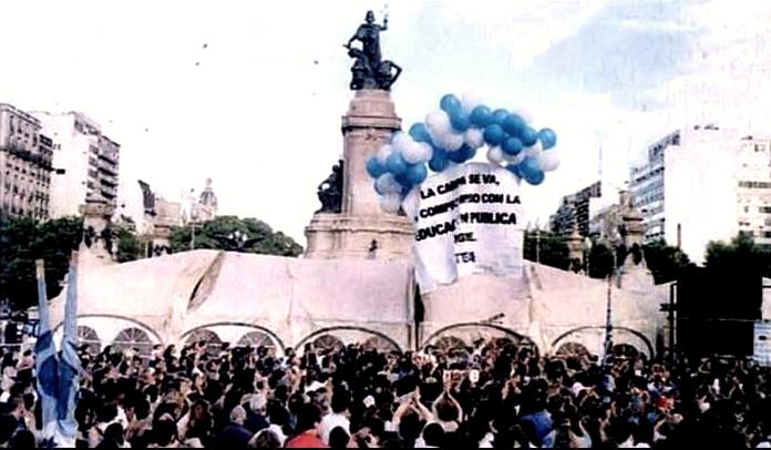 Año 1997: Los docentes argentinos crean la ‘Carpa Blanca de la Dignidad’ por un Fondo Educativo