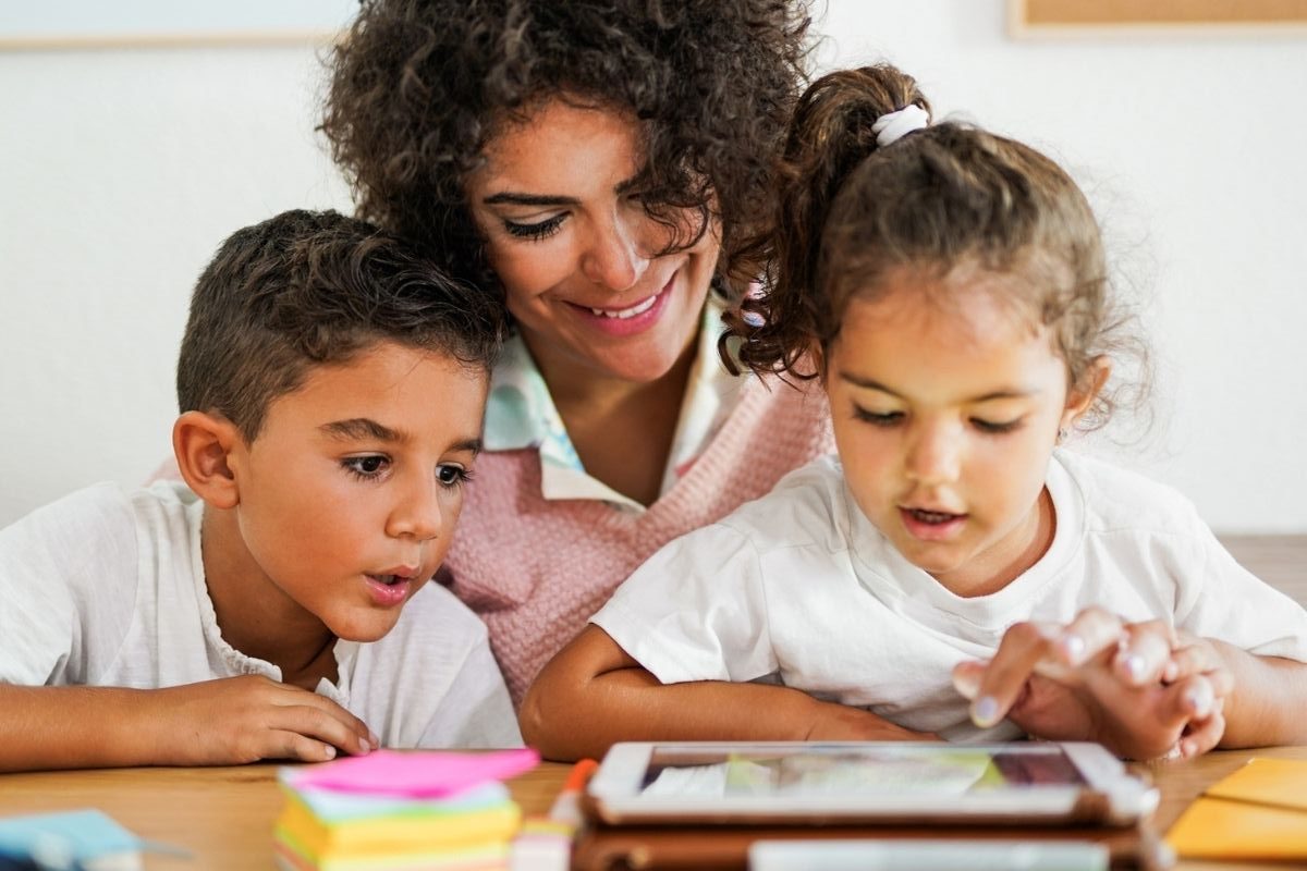 ‘Caminos de tiza’ analiza el trayecto escolar de las familias adoptantes