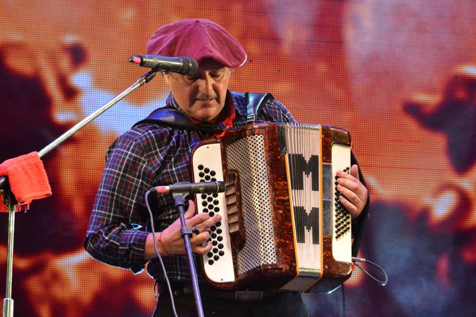 Monchito Merlo y su ritmo de chamamé llegan al estudio de Festival País