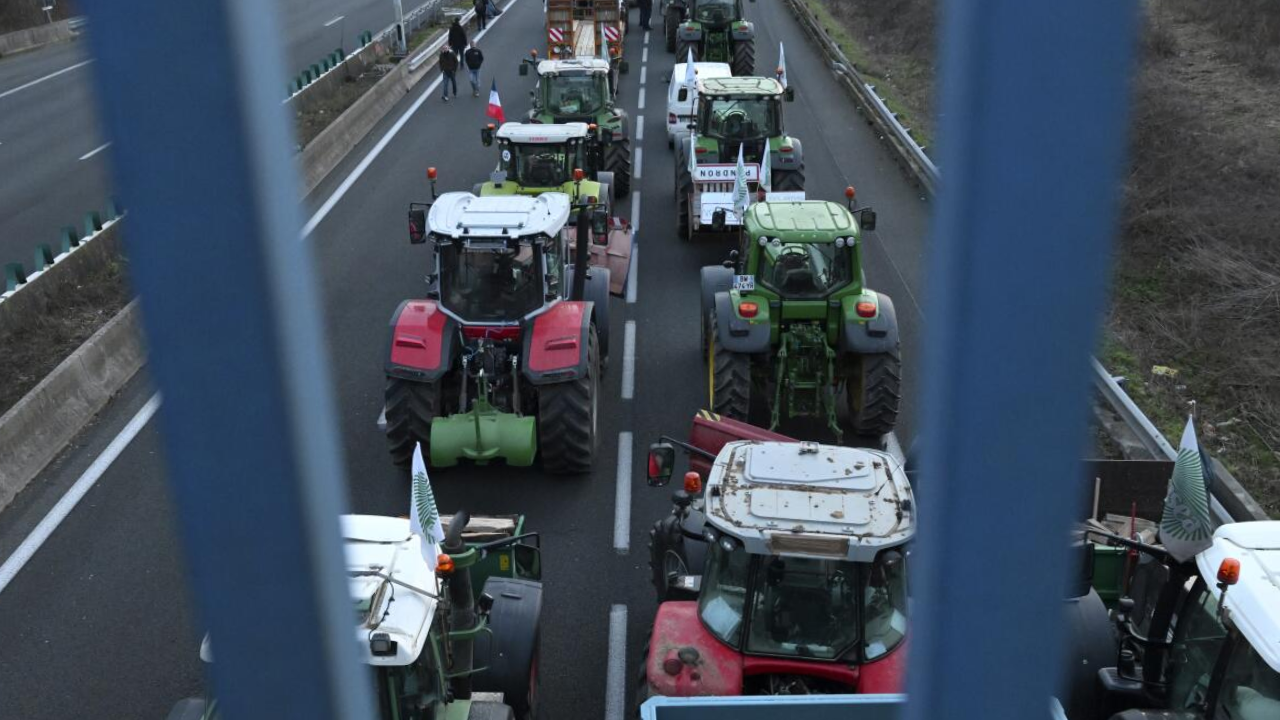 Agricultores “sitian” París y bloquean el mayor mercado de Europa