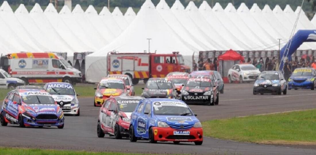 El Turismo Pista pone a prueba sus motores en Concepción del Uruguay