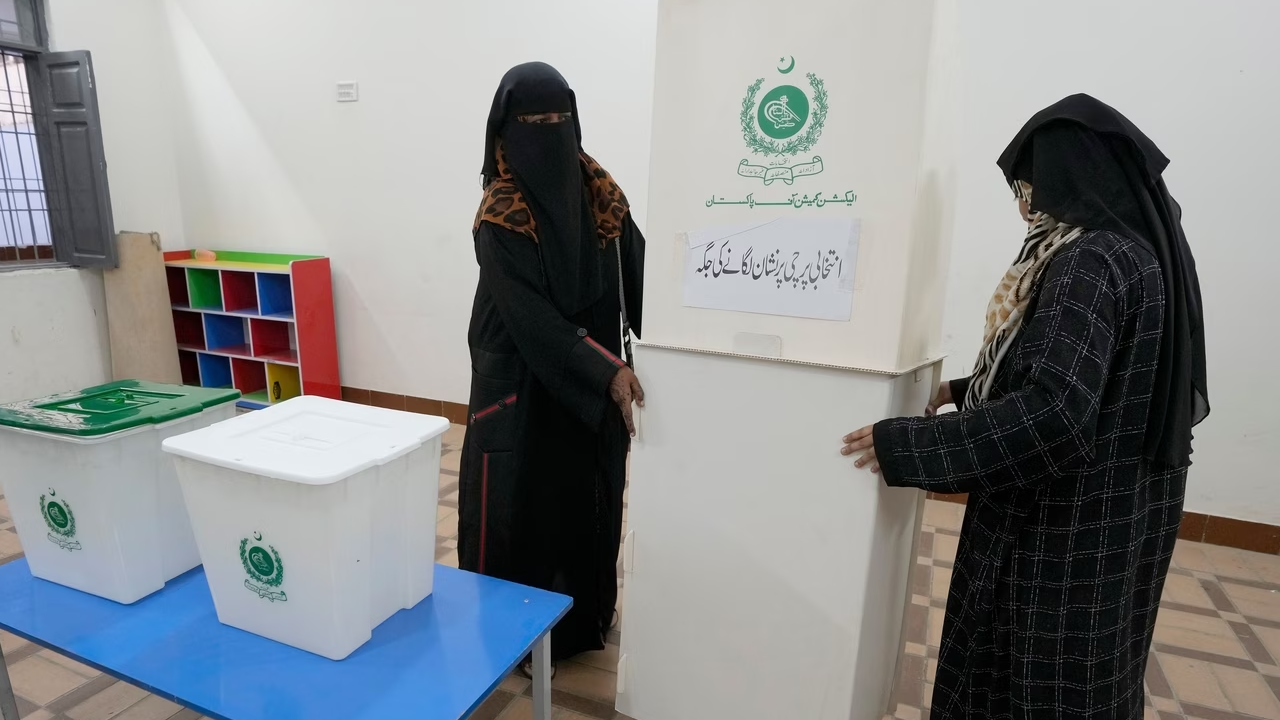 Pakistán elige presidente en un clima enrarecido y violento