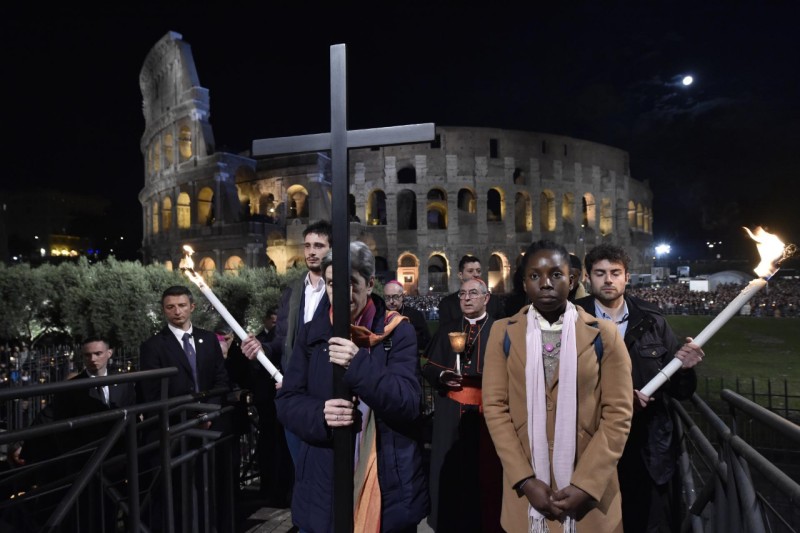 El Papa Francisco preside el Vía Crucis desde el Coliseo romano