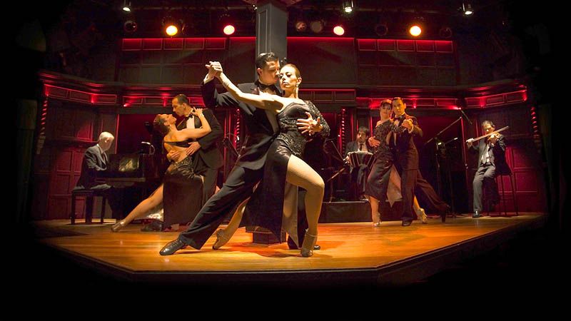 Las orquestas y sus cantores tocan y cantan un repertorio para bailar