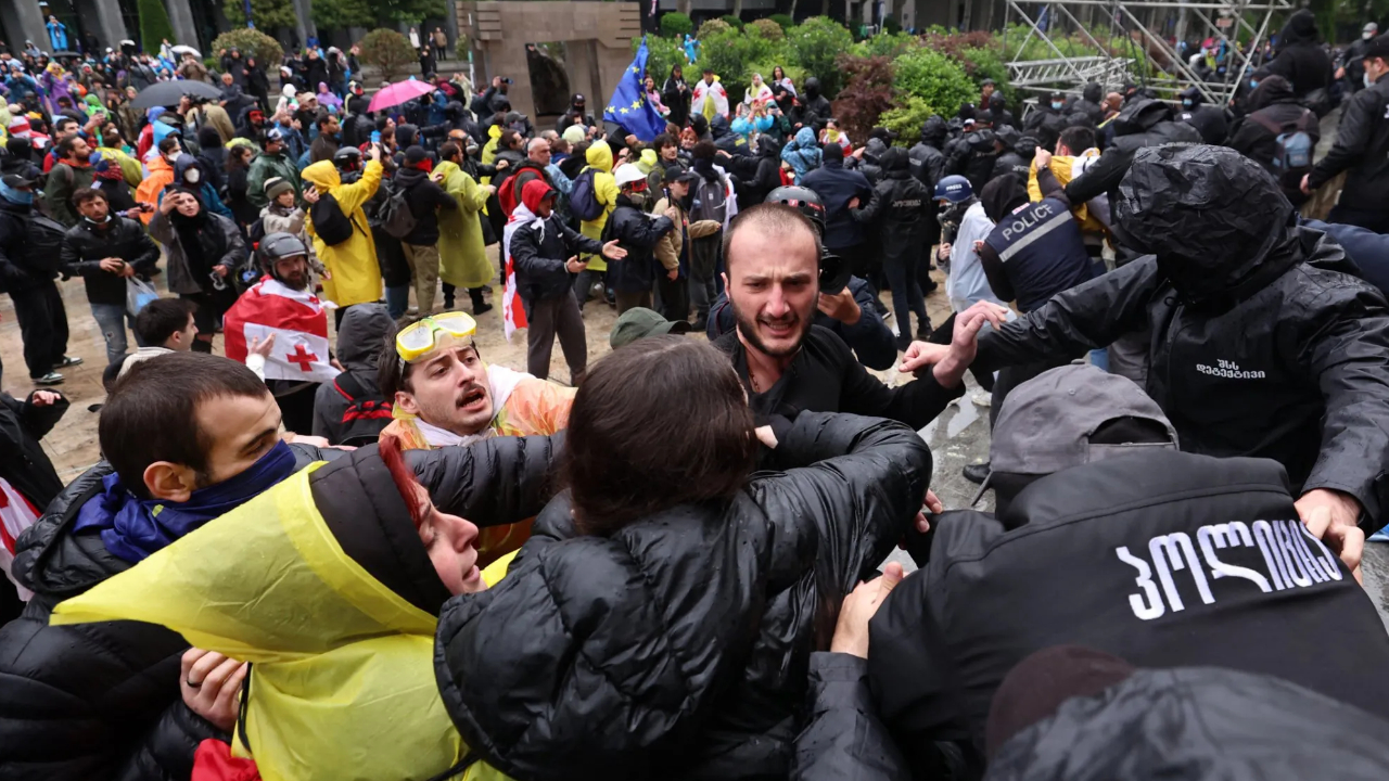 El Parlamento de Georgia aprueba la ley de “agentes extranjeros”, en medio de protestas