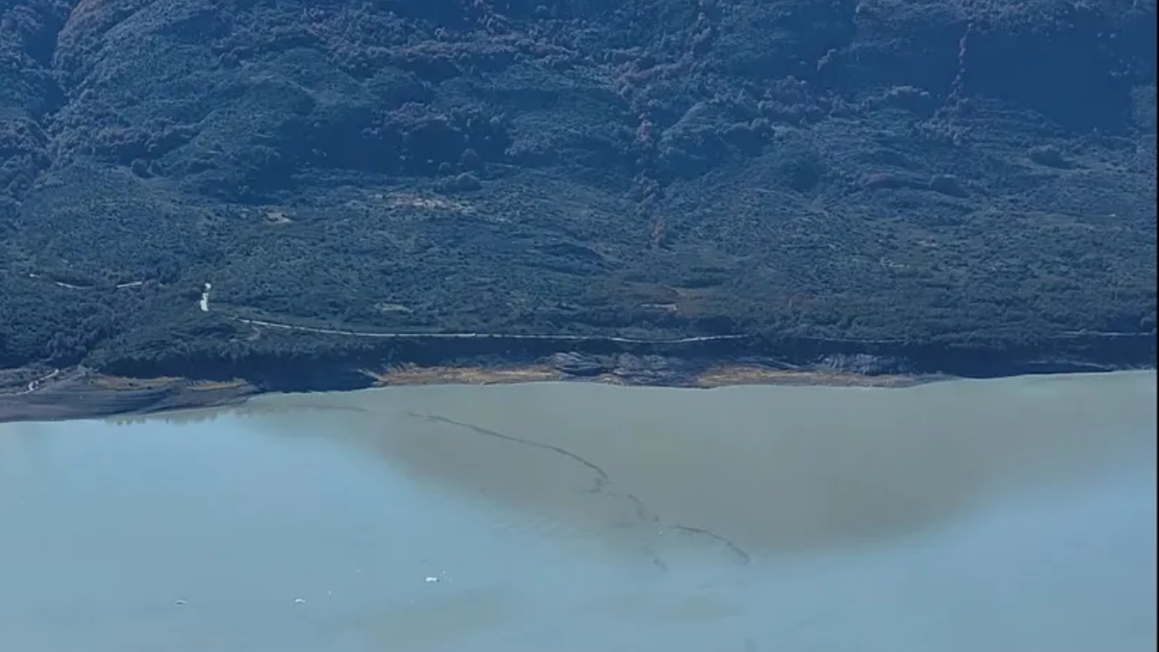 Alerta en Santa Cruz: crece la preocupación por una mancha de hidrocarburos de 19 km de largo cerca del Perito Moreno