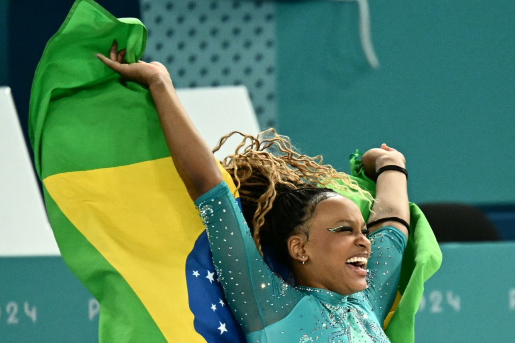 Gimnasia artística: Rebeca Andrade superó a Simone Biles en ejercicios de Suelo y se colgó la dorada