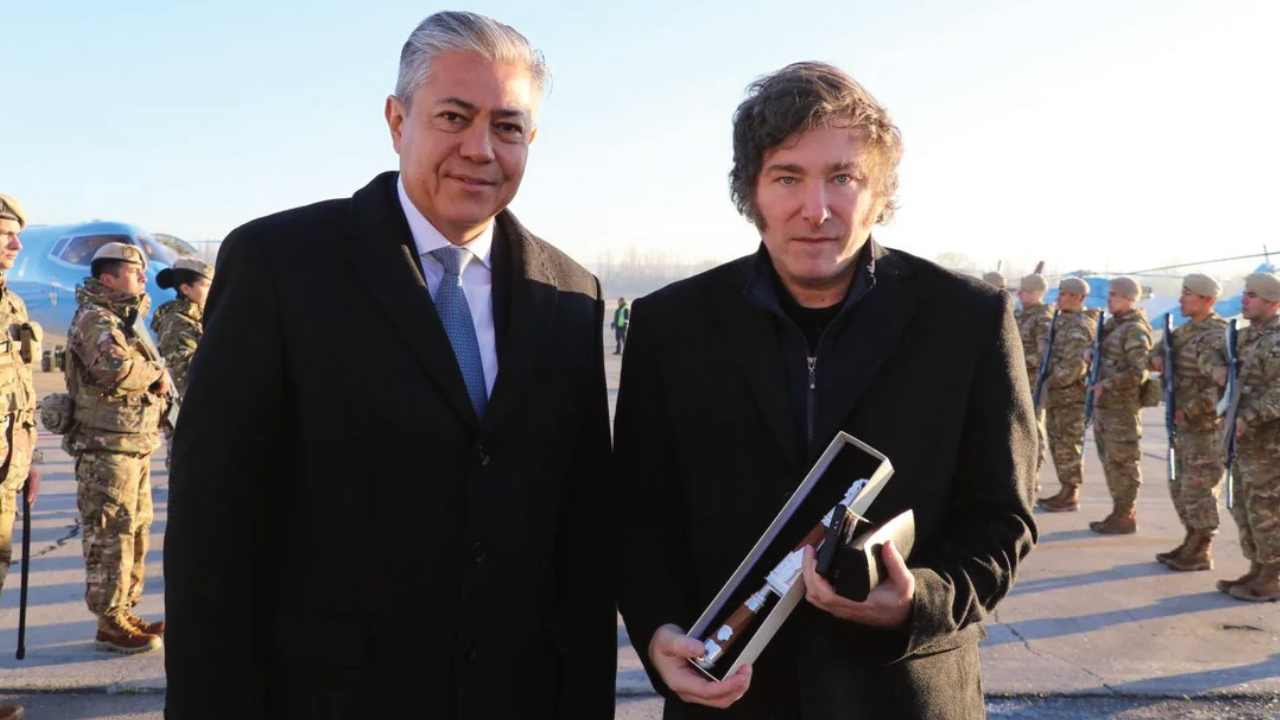 Agenda presidencial: Milei llegó a Neuquén y fue recibido por el gobernador Figueroa
