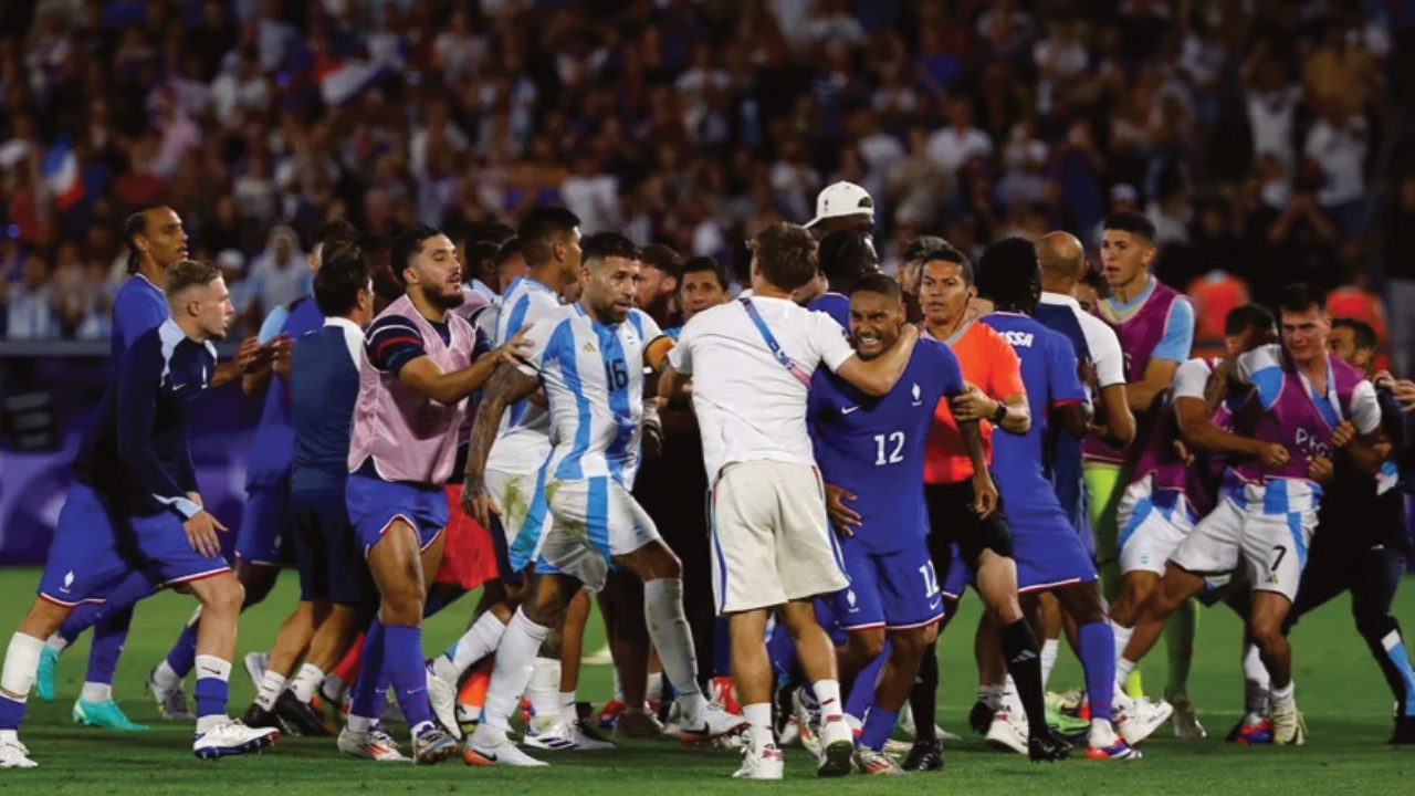 Los jugadores franceses provocaron al público argentino y Otamendi estalló