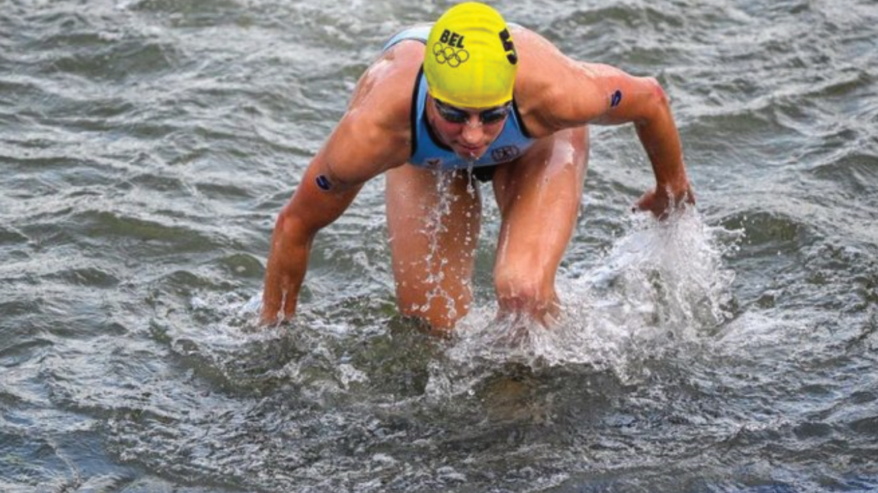 Una atleta belga quedó internada tras nadar en el Sena y el equipo se retiró