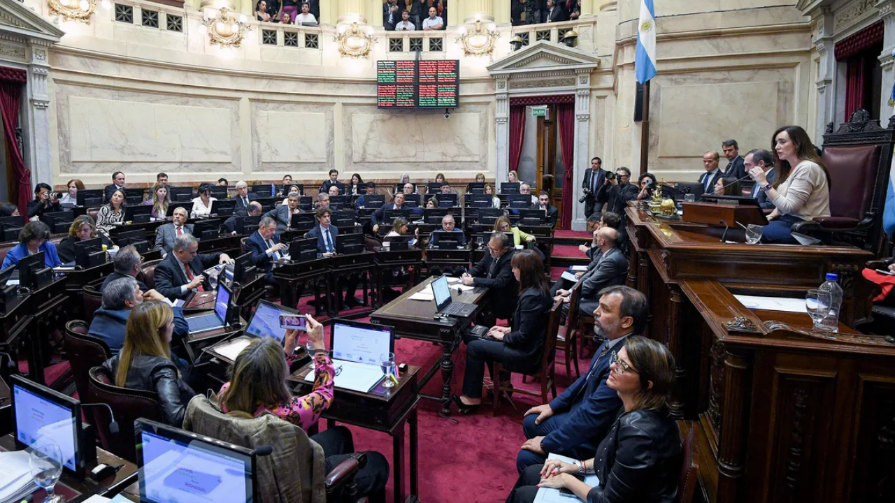 El nuevo aumento de los salarios de los senadores “es una traición al pueblo”, dijo el Presidente