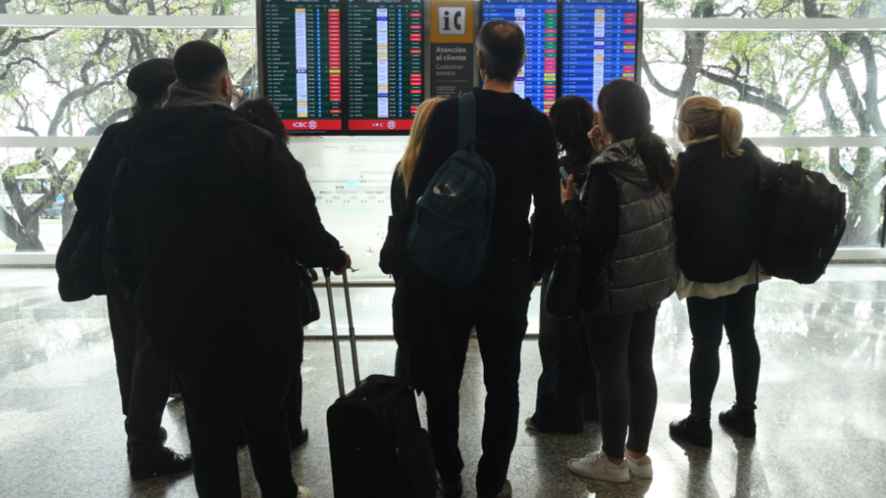 Paro aeronáutico: la medida de los trabajadores de Aerolíneas afecta vuelos y pasajeros