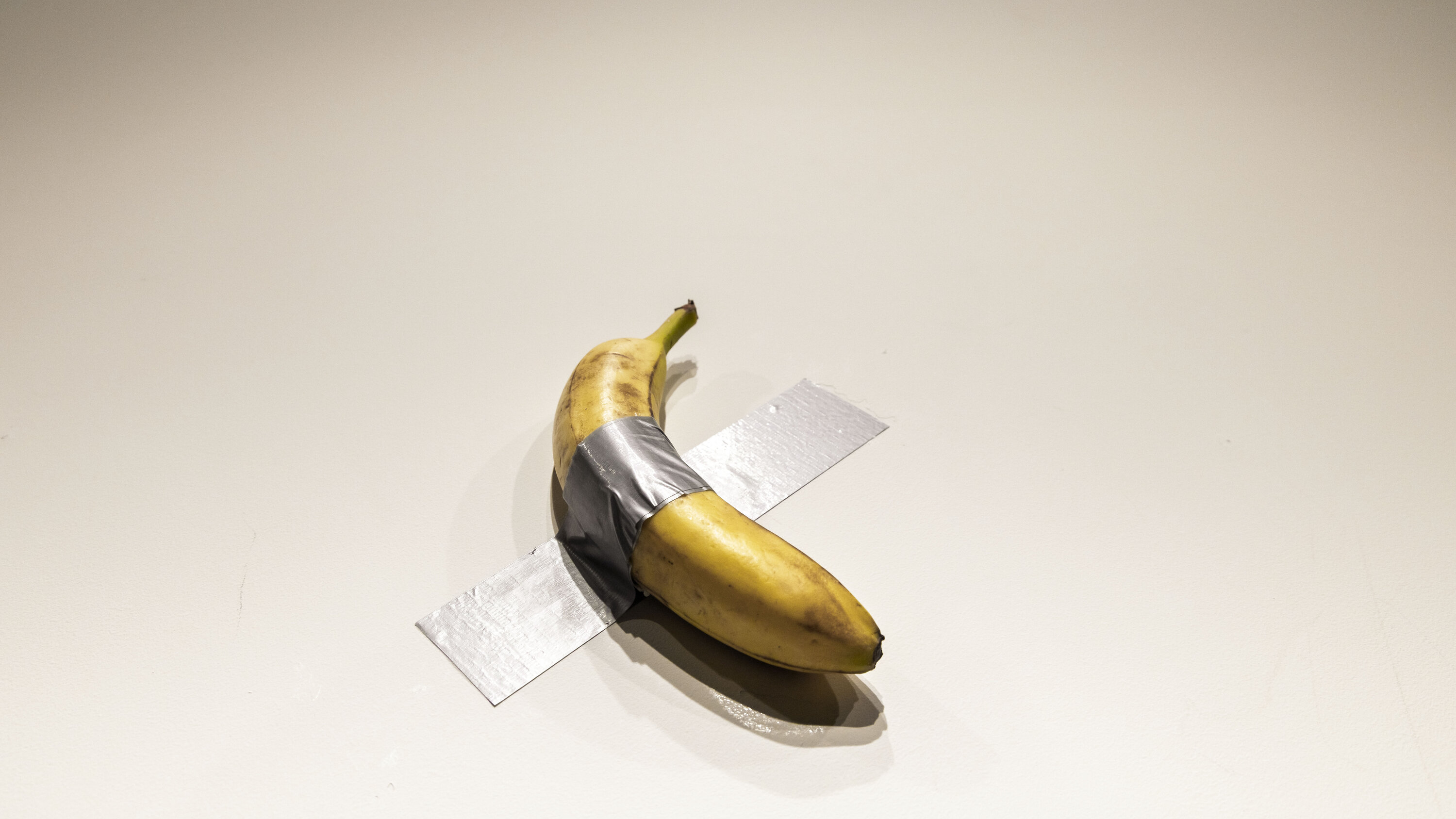 Arte: la polémica banana pegada a la pared se vendió en una subasta por 6,2 millones de dólares