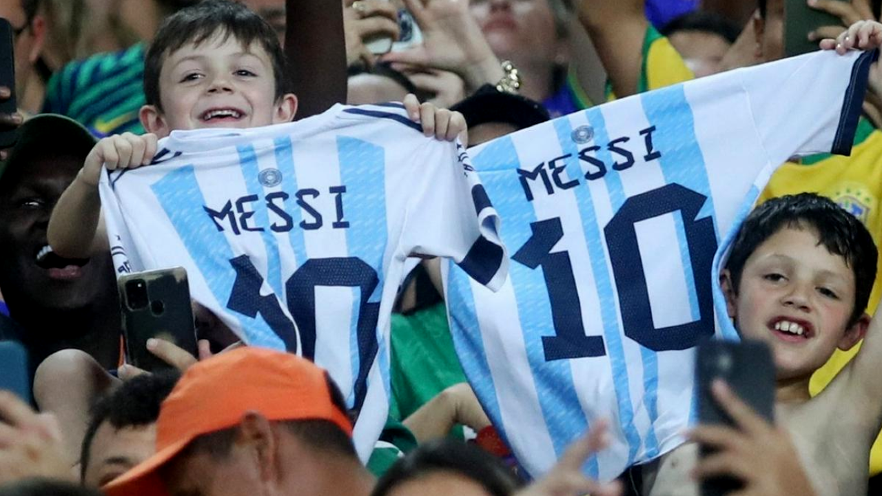 Paraguay: prohibieron las camisetas de la Selección argentina y de Messi en la tribuna local