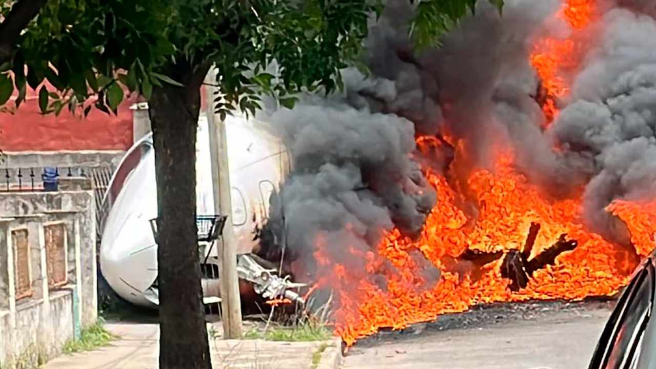 Se despistó un avión en San Fernando y chocó contra una casa: murieron el piloto y el copiloto