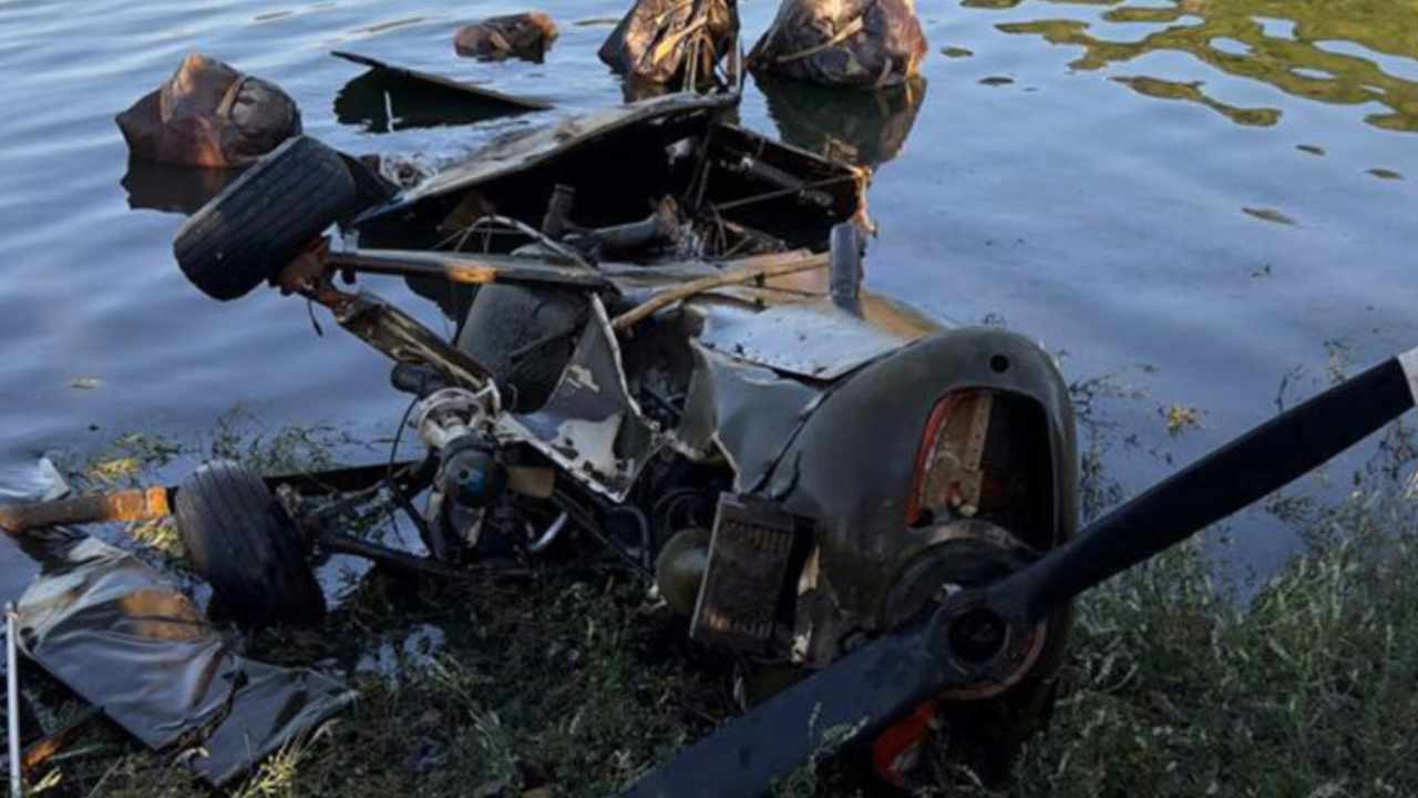Extrajeron del Dique Los Molinos una avioneta que cayó al agua hace 17 años