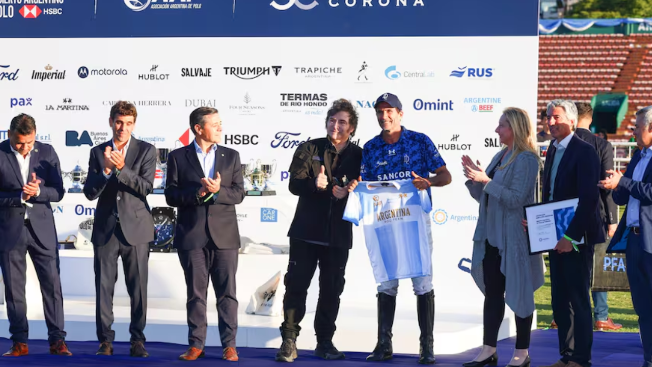 Javier Milei asistió a la final del Abierto de Palermo y le entregó el trofeo a La Natividad