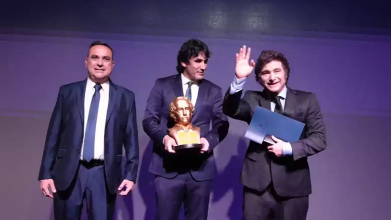 Javier Milei recibió el premio &#8220;Juan Bautista Alberdi&#8221; en Tucumán