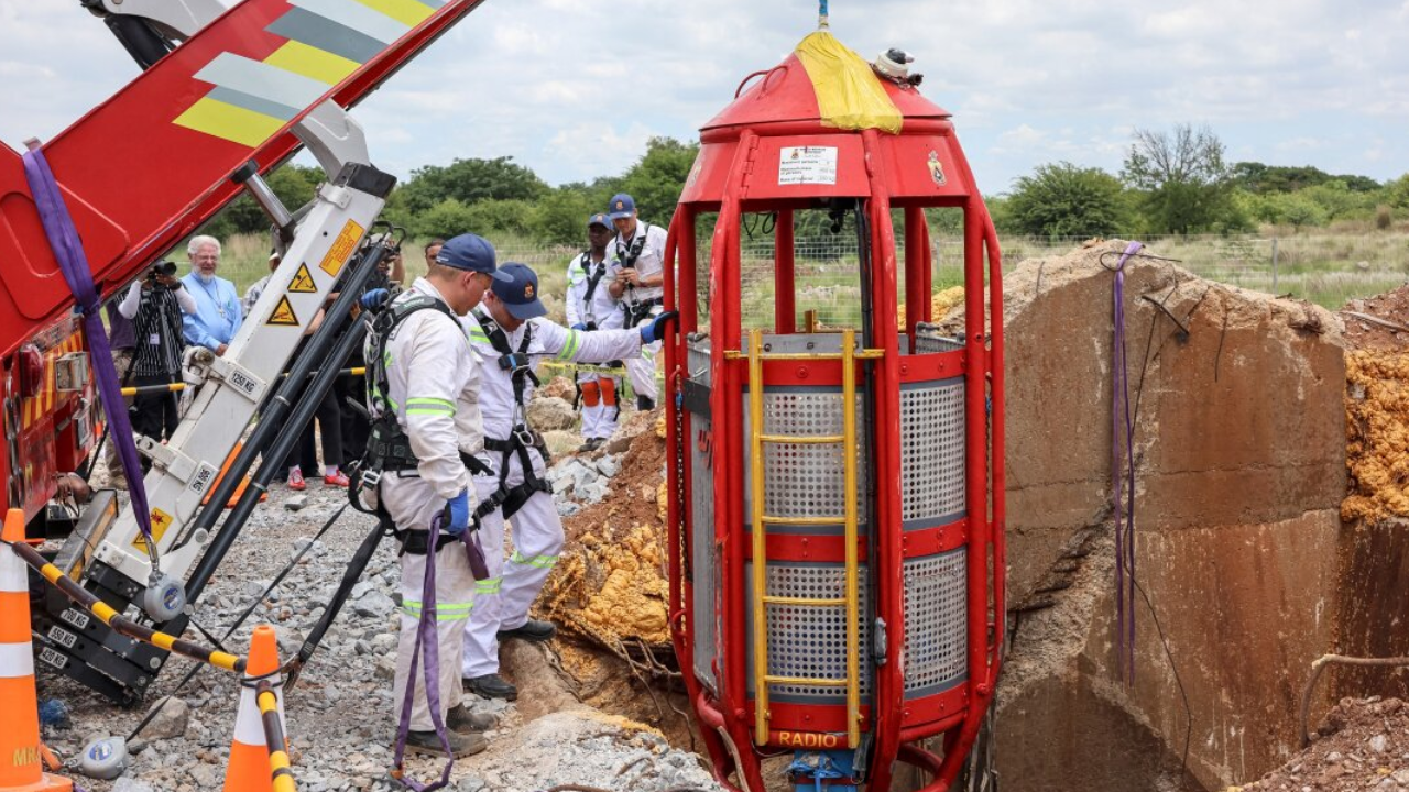 Cómo fue el espectacular rescate de cientos de mineros atrapados en Sudáfrica