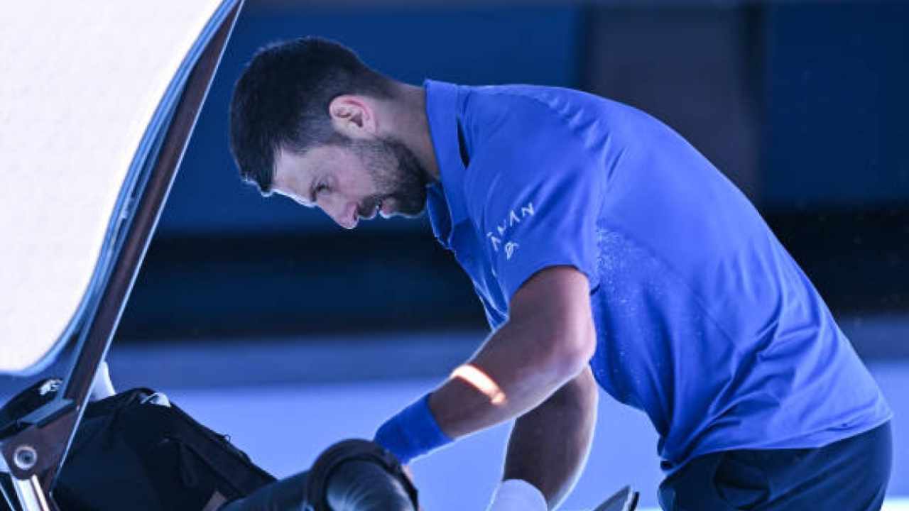 Novak Djokovic abandonó por lesión, se retiró abucheado y quedó eliminado del Abierto de Australia