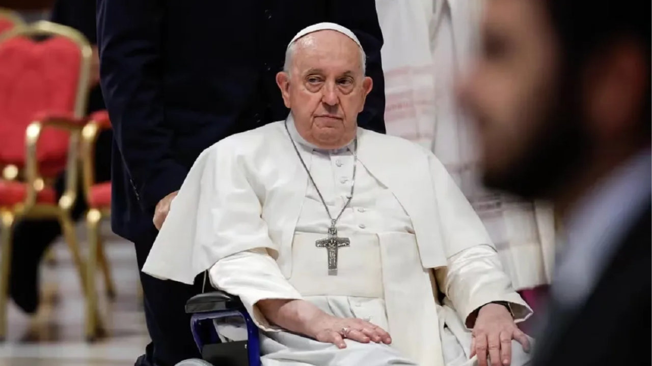 Internaron al Papa Francisco en Roma por una persistente bronquitis