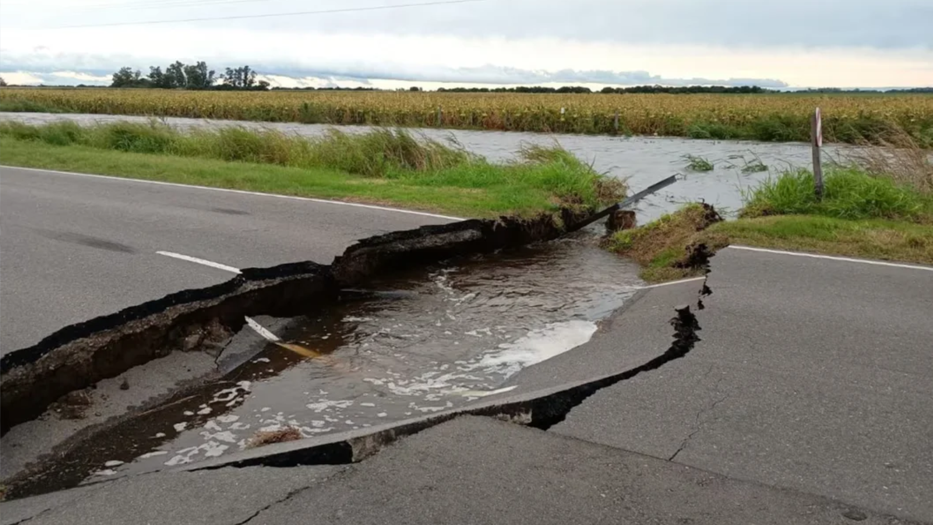 Insólito: un río se comió una ruta en Córdoba