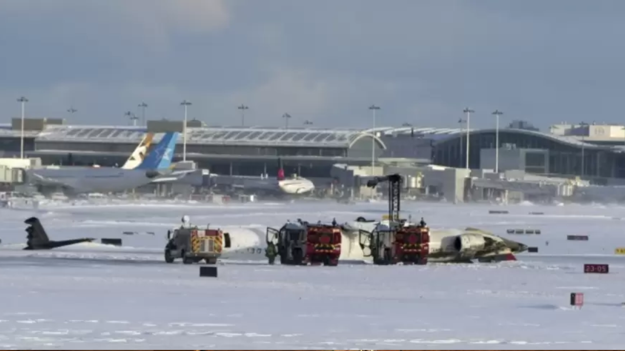 Toronto: un avión volcó durante el aterrizaje y hubo 17 heridos